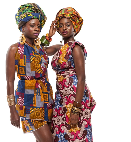 Modèles féminins africains posant en robes . — Photo