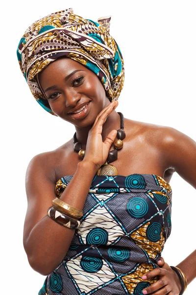 Ελκυστική αφρικανικό μοντέλο σε παραδοσιακές φορεσιές. — Φωτογραφία Αρχείου
