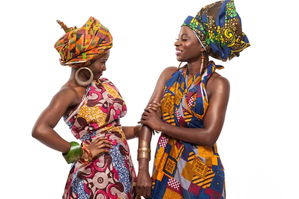 Modèles féminins africains posant en robes . — Photo