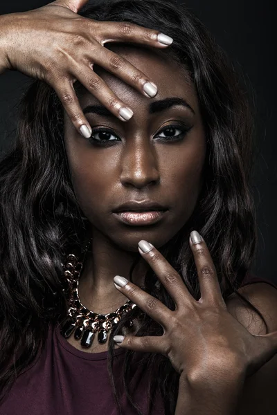 Modelo de moda afro-americano bonito . — Fotografia de Stock