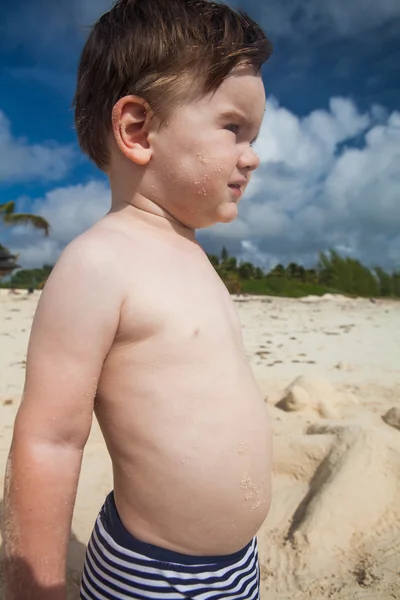 Мальчик enyojs летний день на тропическом пляже . — стоковое фото