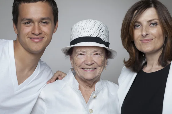 3 Generationen Familie in weißen Tüchern. — Stockfoto
