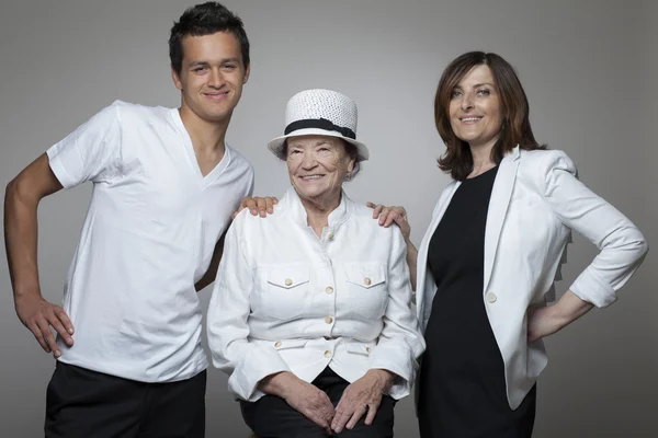 3 generaties familie in witte doeken. — Stockfoto