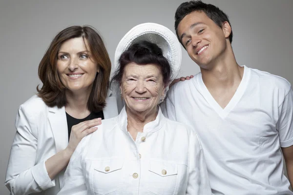 3 gerações família em panos brancos . — Fotografia de Stock