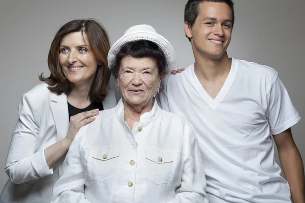 3 Generationen Familie in weißen Tüchern. — Stockfoto