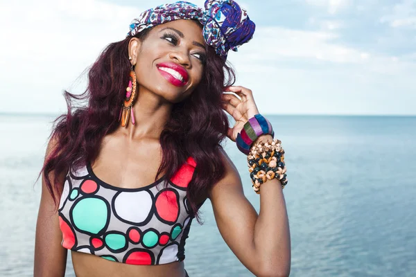 Menina afro-americana relaxante na praia . — Fotografia de Stock