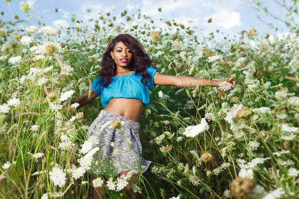 Menina afro-americana relaxante na praia . — Fotografia de Stock