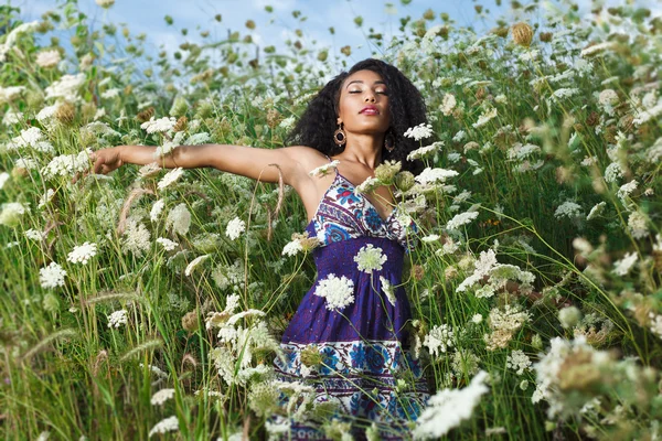 African American girl relaxing at the beach. — Stock Photo, Image