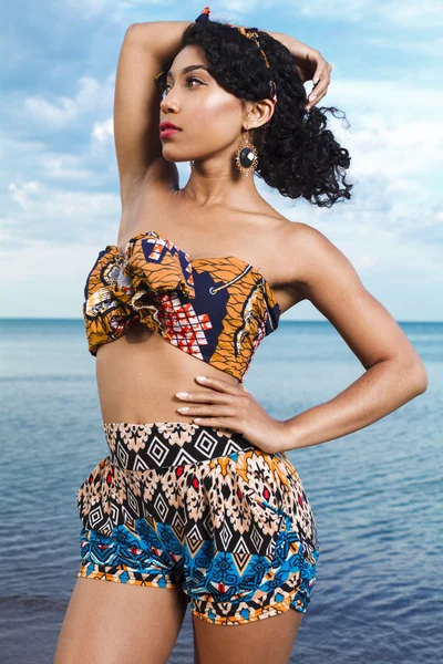 Beuatiful African American girl relaxing at the beach. — Stock Photo, Image