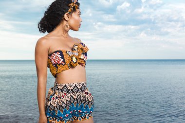 Beuatiful Afrikalı-Amerikalı kız rahatlatıcı sahilde.