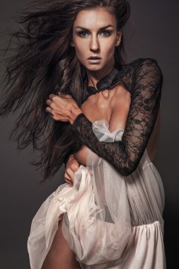 uzun saçlı genç manken.