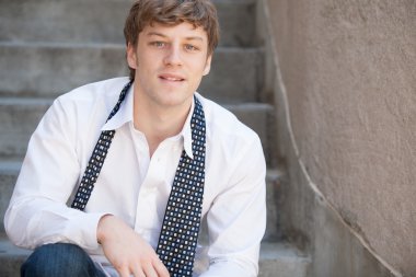 Sarı saçlı genç yakışıklı adam.