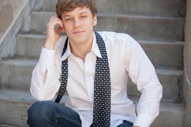 Sarı saçlı genç yakışıklı adam.