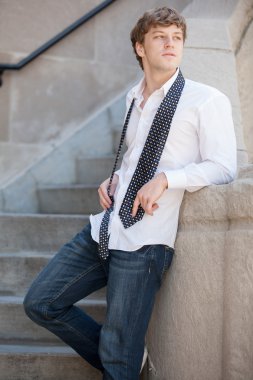 Sarı saçlı genç yakışıklı adam.