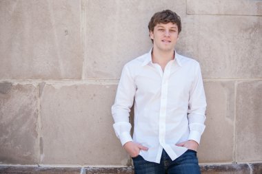 Sarı saçlı genç yakışıklı adam.