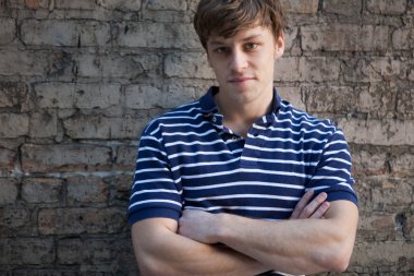 Sarı saçlı genç yakışıklı adam.