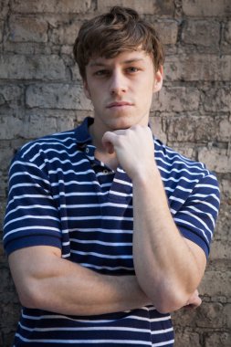 Sarı saçlı genç yakışıklı adam.