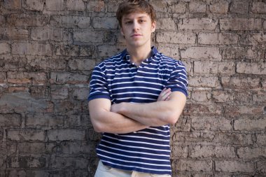 Sarı saçlı genç yakışıklı adam.