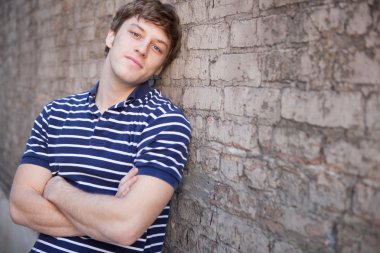 Sarı saçlı genç yakışıklı adam.