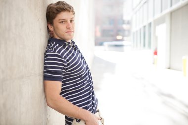 Sarı saçlı adamla genç hansdome.