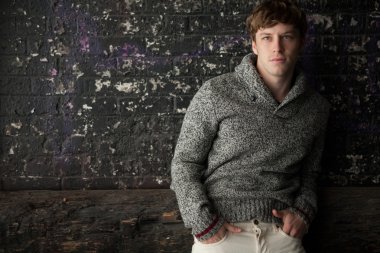 Sarı saçlı adamla genç hansdome.