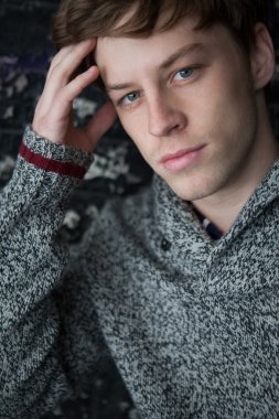 Sarı saçlı adamla genç hansdome.