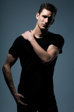 Siyah gömlekli genç adam..