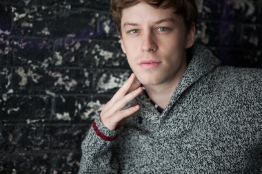 Sarı saçlı adamla genç hansdome.