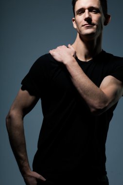 Siyah gömlekli genç adam..