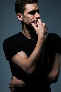 Siyah gömlekli genç adam..