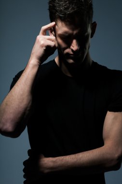 Siyah gömlekli genç adam..