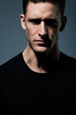 Siyah gömlekli genç adam..