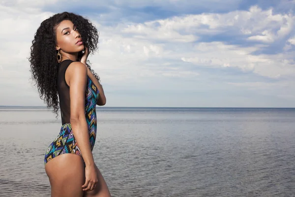 Beuatiful African American girl avkopplande på stranden. — Stockfoto