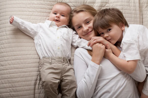 Roztomilý šťastný sourozenci vyjadřují štěstí. — Stock fotografie