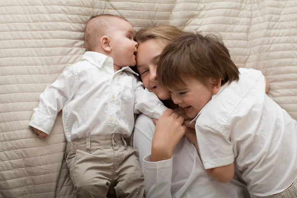 Bonitos irmãos felizes expressando felicidade . — Fotografia de Stock