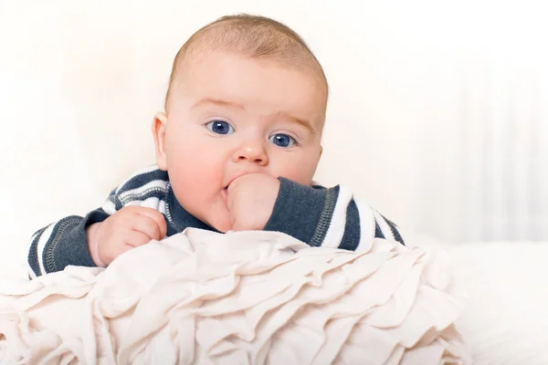 Lindo bebé con grandes ojos azules . —  Fotos de Stock