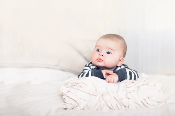 Lindo bebé con grandes ojos azules . —  Fotos de Stock