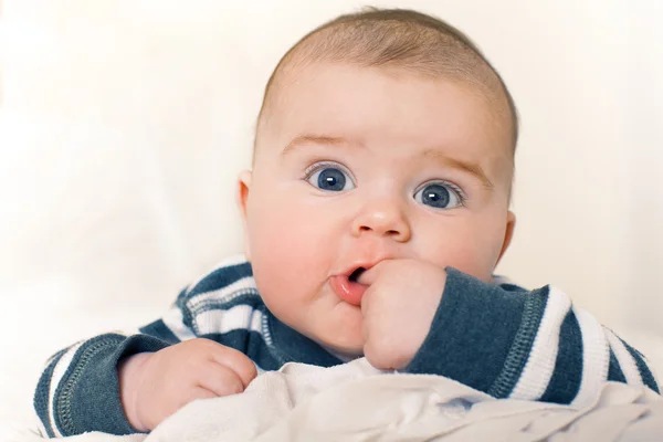 Lindo bebé con grandes ojos azules . —  Fotos de Stock