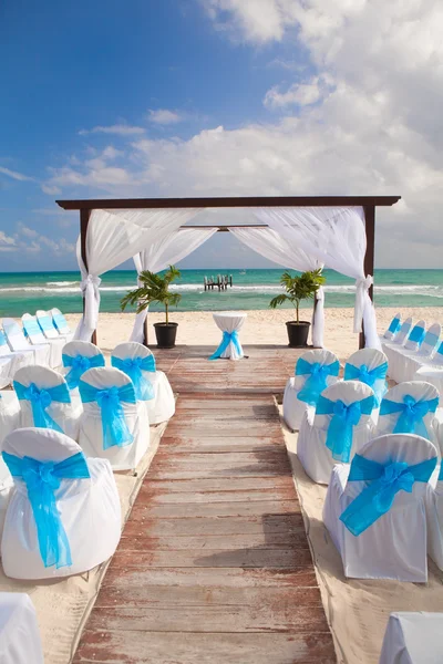 Romantische Hochzeit am tropischen Sandstrand der Karibik. — Stockfoto