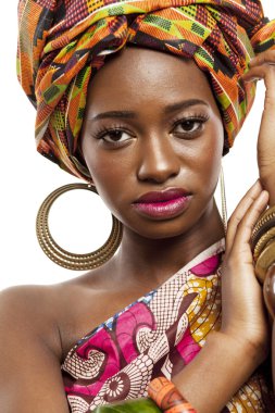 Geleneksel kıyafet güzel Afrika moda modeli.