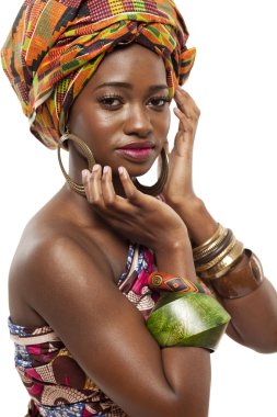 Geleneksel kıyafet güzel Afrika moda modeli.