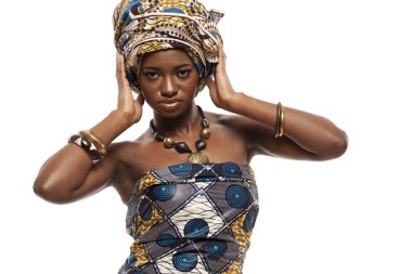 Geleneksel kıyafet güzel Afrika moda modeli.