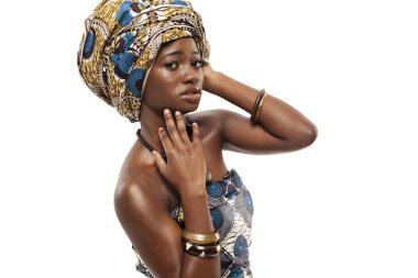 Geleneksel kıyafet güzel Afrika moda modeli.