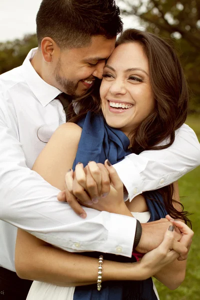 Feliz hermosa pareja enamorada . — Foto de Stock