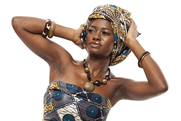 Magnifique mannequin africain en robe traditionnelle . — Photo