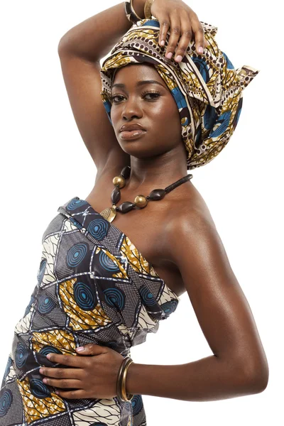 Bella modella africana in abito tradizionale . — Foto Stock