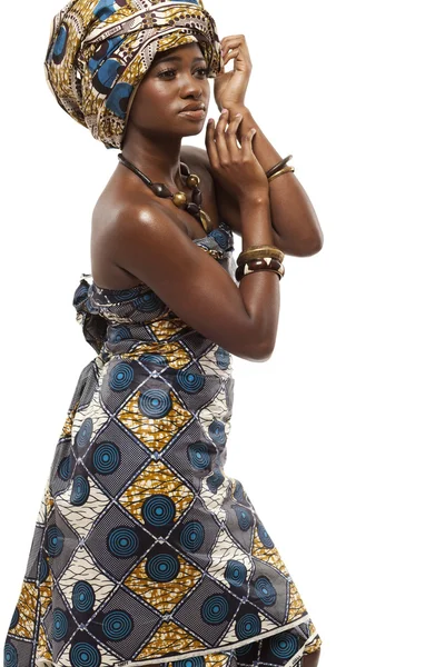Bella modella africana in abito tradizionale . — Foto Stock