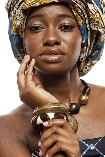 Beautiful African fashion model in traditional dress. — Stock Photo, Image