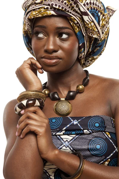 Modelo de moda africana bonita em vestido tradicional . — Fotografia de Stock