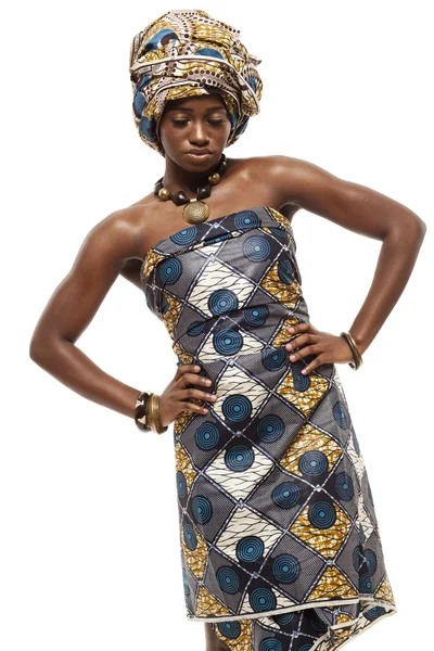 Hermosa modelo de moda africana en vestido tradicional . — Foto de Stock